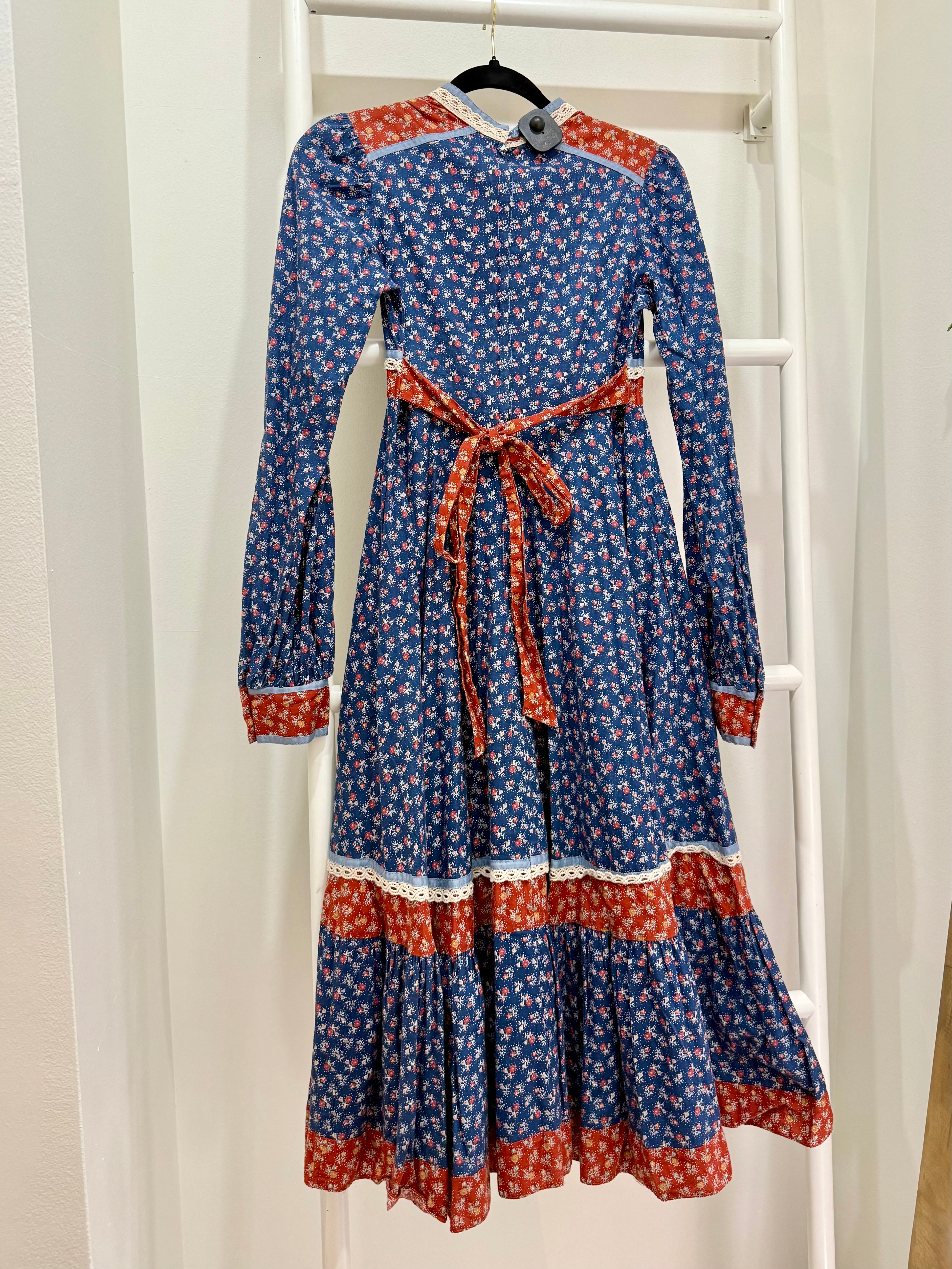 1970s Gunne Sax Blue & Red Calico Midi Dress